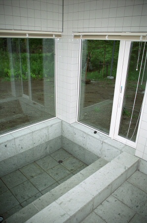 伊豆石の浴槽